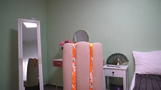 Snapshot of HaileyMoonn chatting on October 28, 2025, 3:29 am HaileyMoonn online show from October 28, 2025, 3:29 am