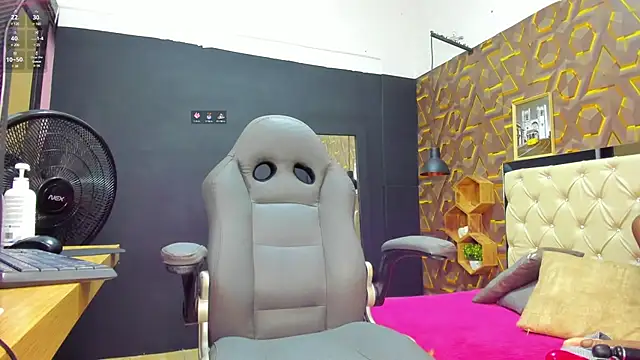 Snapshot of deyy_madissonn chatting on February 10, 2025, 8:10 pm deyy madissonn online show from February 10, 2025, 8:10 pm