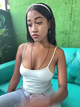 Snapshot of AleezaFrench chatting on February 22, 2025, 1:46 pm AleezaFrench online show from February 22, 2025, 1:46 pm