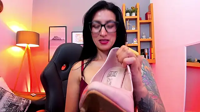 kira moon   online show from April 16, 2026, 9:39 pm