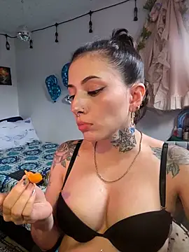 LiliJones  online show from May 16, 2026, 10:20 pm