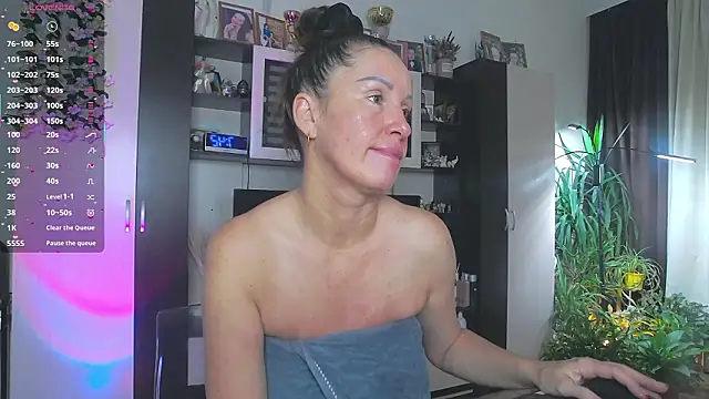 Snapshot of SheilaRyan chatting on February 3, 2026, 4:43 am SheilaRyan online show from February 3, 2026, 4:43 am