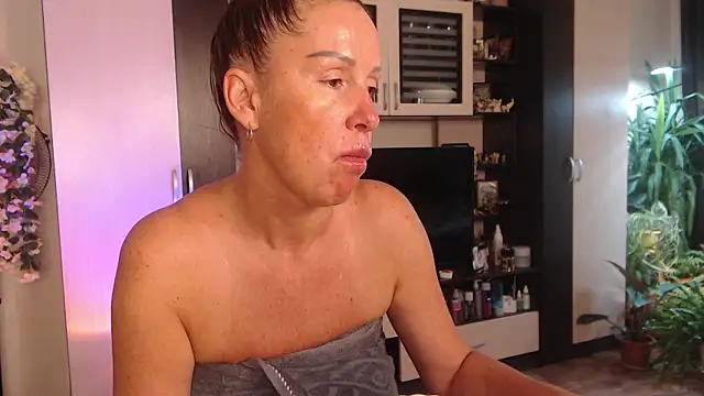 Snapshot of SheilaRyan chatting on October 12, 2025, 4:58 am SheilaRyan online show from October 12, 2025, 4:58 am