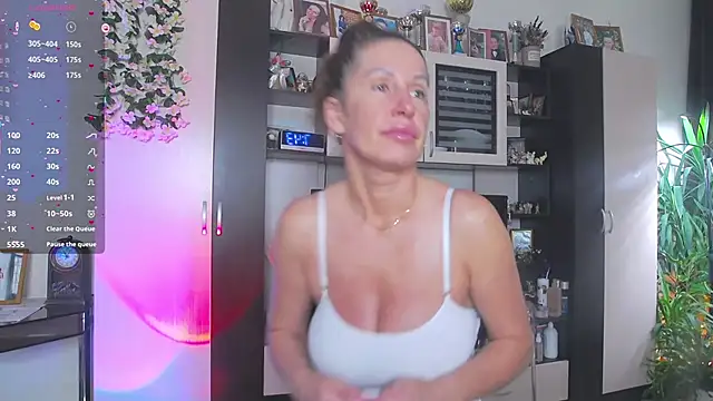 Snapshot of SheilaRyan chatting on February 1, 2026, 4:44 am SheilaRyan online show from February 1, 2026, 4:44 am