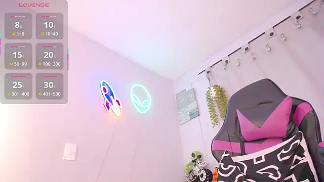 lucie nicolls online show from December 5, 2025, 8:28 pm