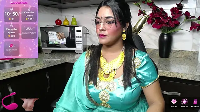 lakshmiraniii online show from February 26, 2025, 6:26 pm