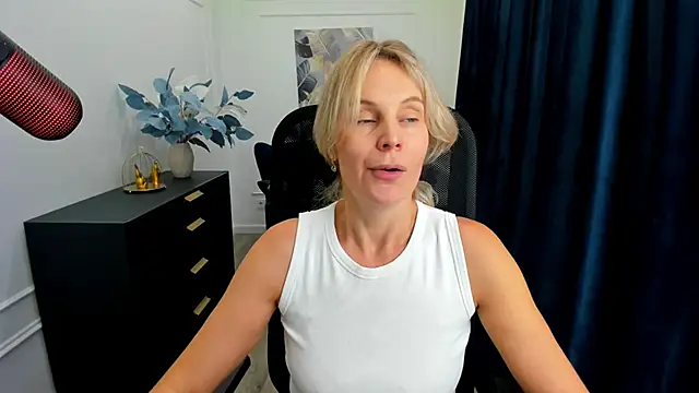 Snapshot of Sinty_Devis chatting on September 21, 2025, 11:48 am Sinty Devis online show from September 21, 2025, 11:48 am