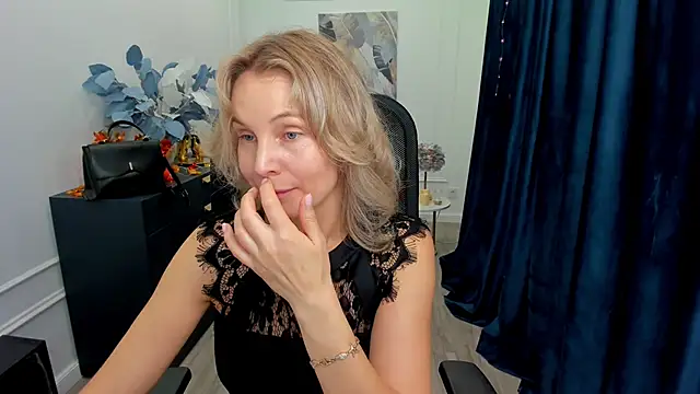 Snapshot of Sinty_Devis chatting on October 19, 2025, 11:35 am Sinty Devis online show from October 19, 2025, 11:35 am