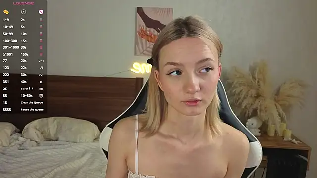 IdaValenti online show from September 22, 2025, 1:11 am