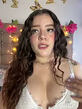 Jullieetta online show from March 26, 2026, 5:33 pm