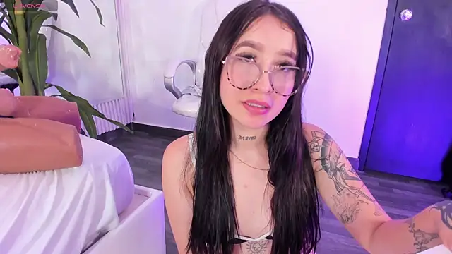 Snapshot of EriKlein chatting on October 11, 2025, 10:44 pm EriKlein online show from October 11, 2025, 10:44 pm