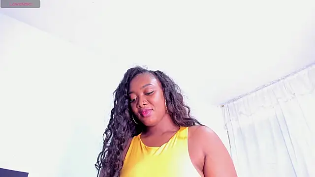 Snapshot of RoxannaBlanche chatting on February 6, 2025, 11:04 pm RoxannaBlanche online show from February 6, 2025, 11:04 pm