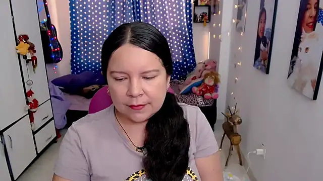 claryssa  online show from February 9, 2026, 9:02 pm