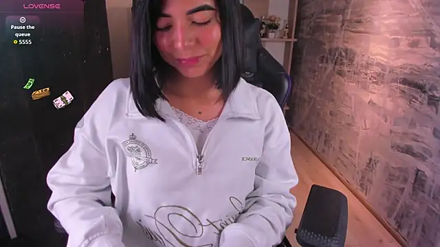 Snapshot of NicolRoss_ chatting on October 10, 2025, 2:07 pm NicolRoss  online show from October 10, 2025, 2:07 pm