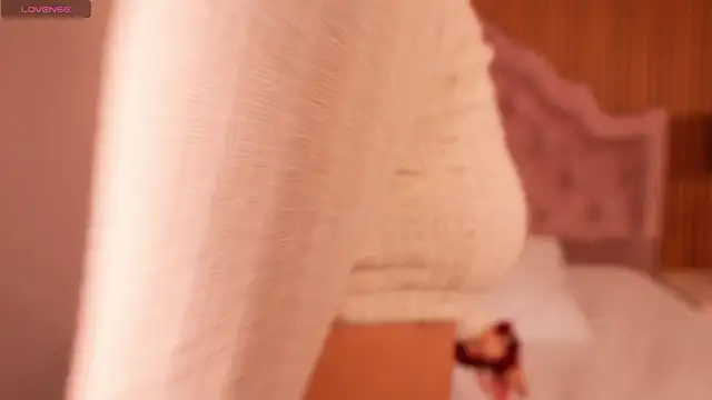 NicolRoss  online show from November 17, 2025, 10:14 pm