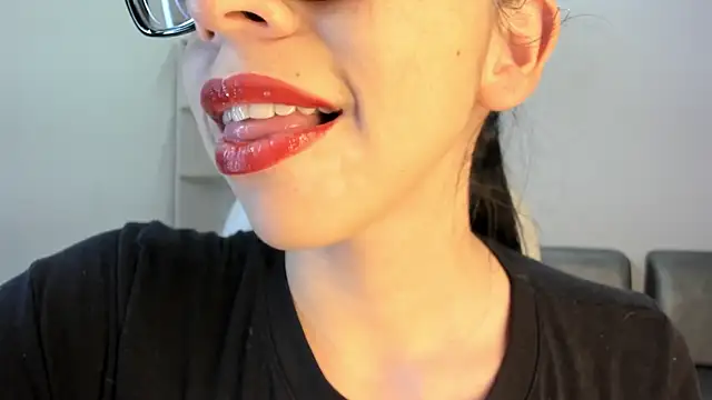 Snapshot of Katty_mouth chatting on October 17, 2025, 8:43 pm Katty mouth online show from October 17, 2025, 8:43 pm