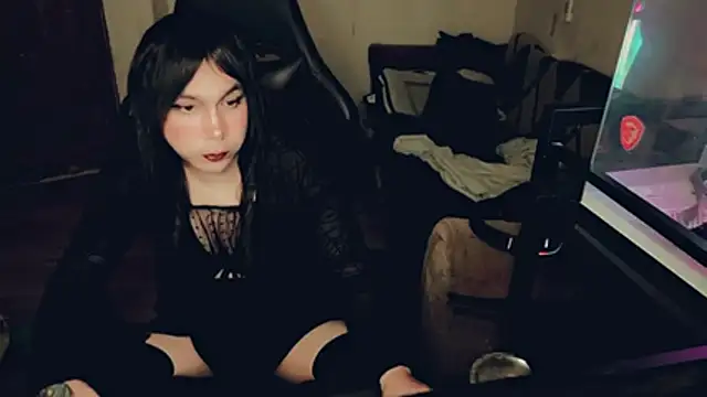 Snapshot of evelyntvsexy chatting on July 15, 2026, 2:13 pm evelyntvsexy online show from July 15, 2026, 2:13 pm
