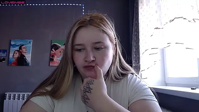 Snapshot of Light_Luna chatting on October 25, 2025, 8:13 am Light Luna online show from October 25, 2025, 8:13 am