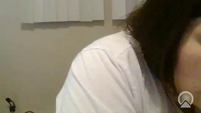 Snapshot of BeckiTooSweet chatting on October 18, 2025, 2:13 am BeckiTooSweet online show from October 18, 2025, 2:13 am