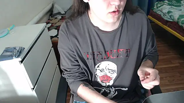 EvaMiron online show from October 28, 2025, 3:44 pm