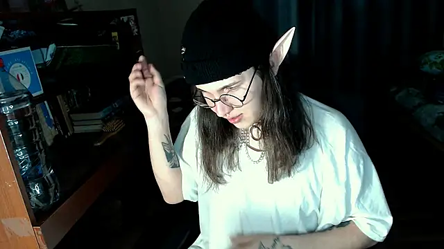 EvaMiron online show from March 2, 2025, 6:35 pm