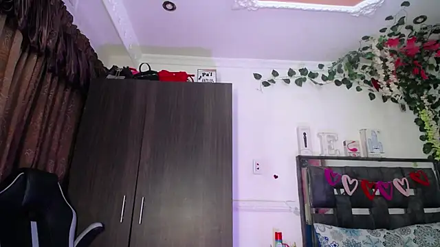 Snapshot of emma_hoot1 chatting on March 14, 2025, 12:10 am emma hoot1 online show from March 14, 2025, 12:10 am