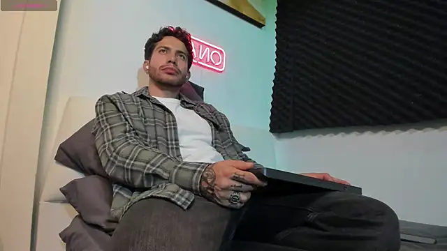 LucianSinclair online show from November 24, 2025, 3:17 am