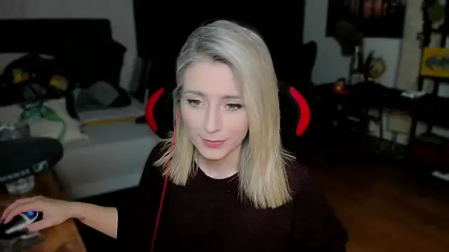 Lisaonthemoon online show from October 15, 2025, 4:04 pm