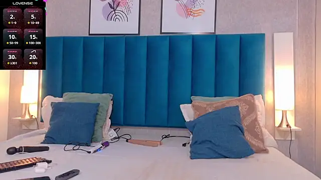 CheneellLorens online show from November 1, 2025, 7:41 pm