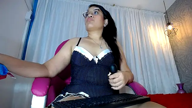 Snapshot of KEYRA-MILLER- chatting on March 10, 2025, 7:44 am KEYRA-MILLER- online show from March 10, 2025, 7:44 am