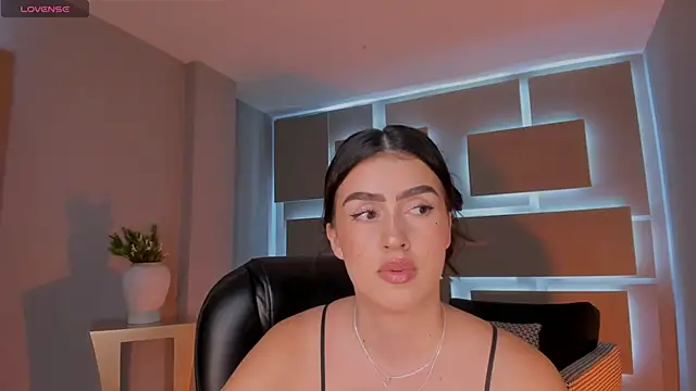 PaulinaSantos  online show from May 13, 2026, 6:37 pm