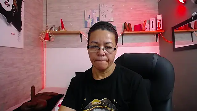 Snapshot of MaturePure chatting on October 20, 2025, 8:31 pm MaturePure online show from October 20, 2025, 8:31 pm