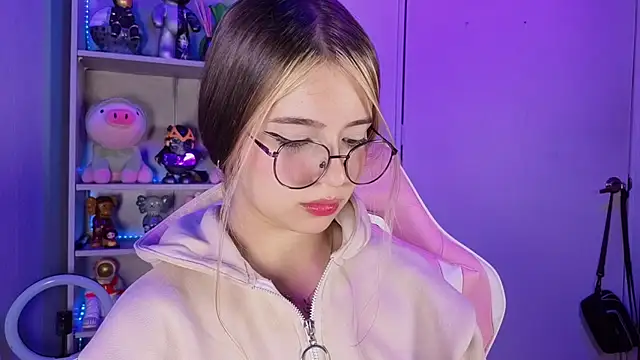 EmilyMiller  online show from October 4, 2025, 9:05 pm