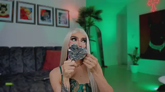 Taylor  foxxx online show from December 17, 2025, 5:56 am