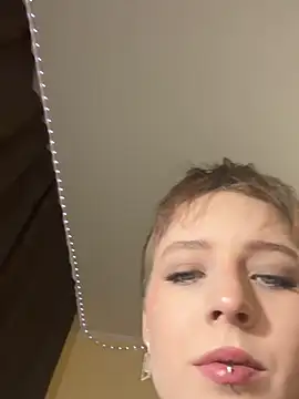 Snapshot of Crayzy_Luv chatting on March 6, 2025, 8:27 pm Crayzy Luv online show from March 6, 2025, 8:27 pm