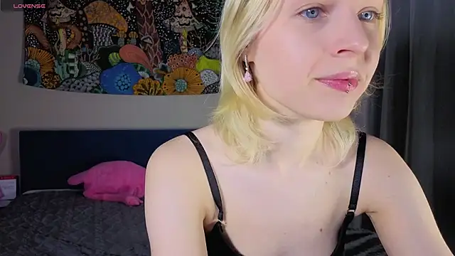 Crayzy Luv online show from March 15, 2026, 4:25 pm