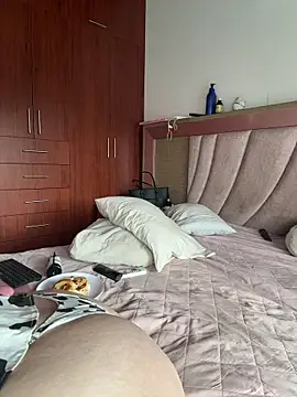 Venus queenn online show from December 3, 2025, 3:11 pm