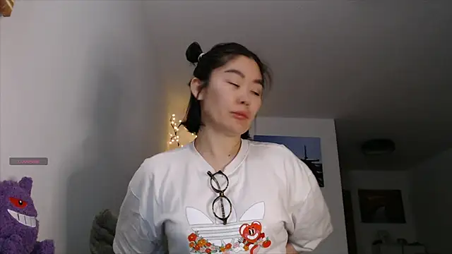 Snapshot of Kunimitsuu_ chatting on October 5, 2025, 11:06 pm Kunimitsuu online show from October 5, 2025, 11:06 pm