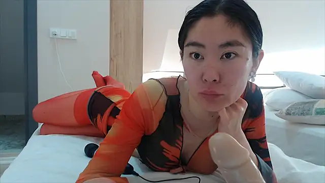 Kunimitsuu  online show from December 14, 2024, 1:59 pm
