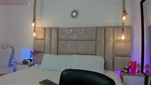 Oriana Guzman online show from July 13, 2026, 12:43 am