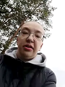 Isabella Geney online show from October 9, 2025, 12:49 pm