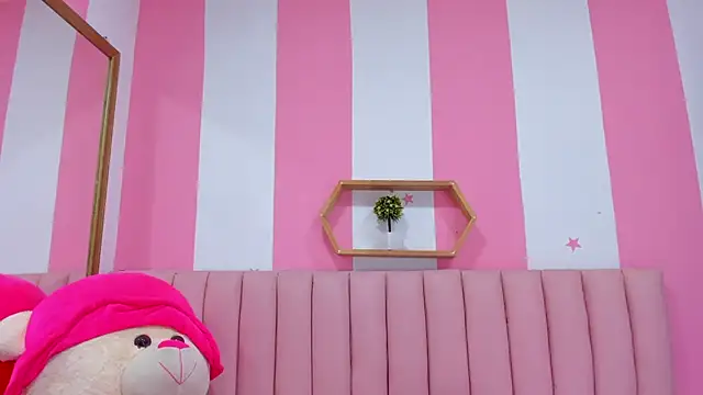 ISABELLA 020 online show from October 7, 2025, 12:28 pm