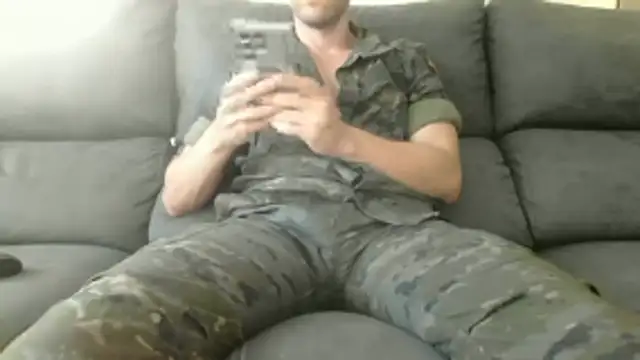 militar guapo online show from October 17, 2025, 4:09 pm