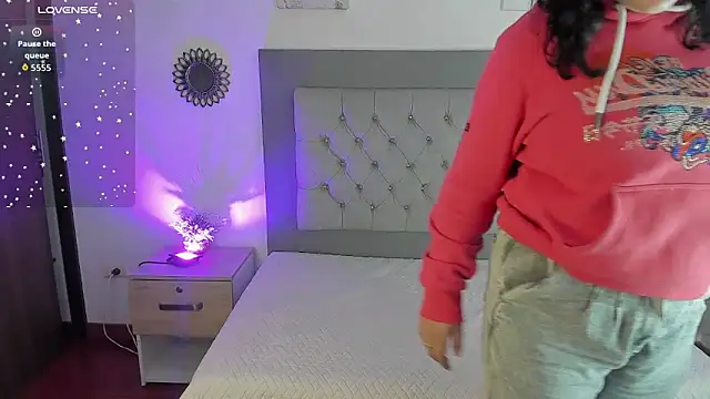 Kylie2211 online show from September 22, 2025, 6:58 pm