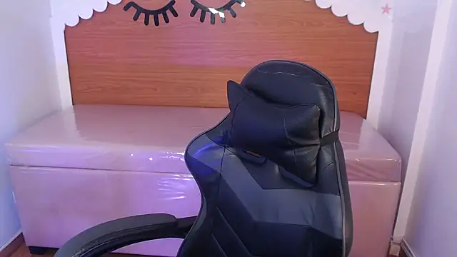 Snapshot of carlie_mayer_v chatting on December 18, 2025, 4:17 am carlie mayer v online show from December 18, 2025, 4:17 am