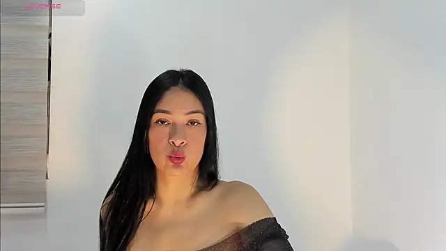 bella hadid1  online show from October 4, 2025, 7:48 pm