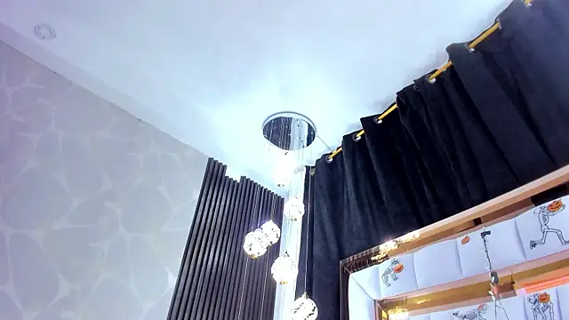 SarayRoyse online show from October 31, 2025, 7:32 pm