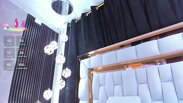 SarayRoyse online show from April 1, 2026, 7:44 pm