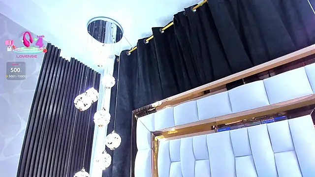 Snapshot of SarayRoyse chatting on February 24, 2026, 7:37 pm SarayRoyse online show from February 24, 2026, 7:37 pm