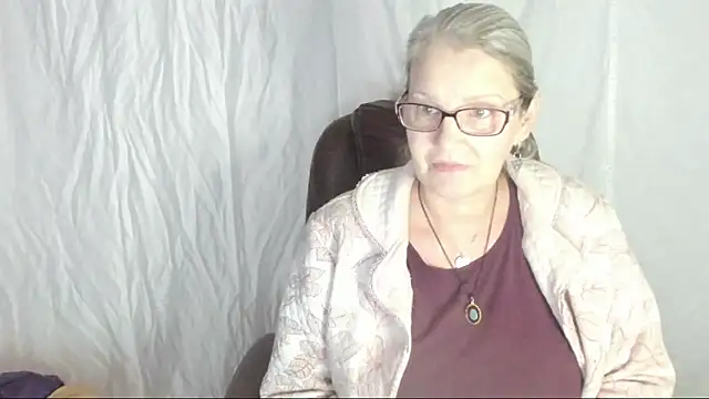 irinamaux online show from February 28, 2025, 8:09 am